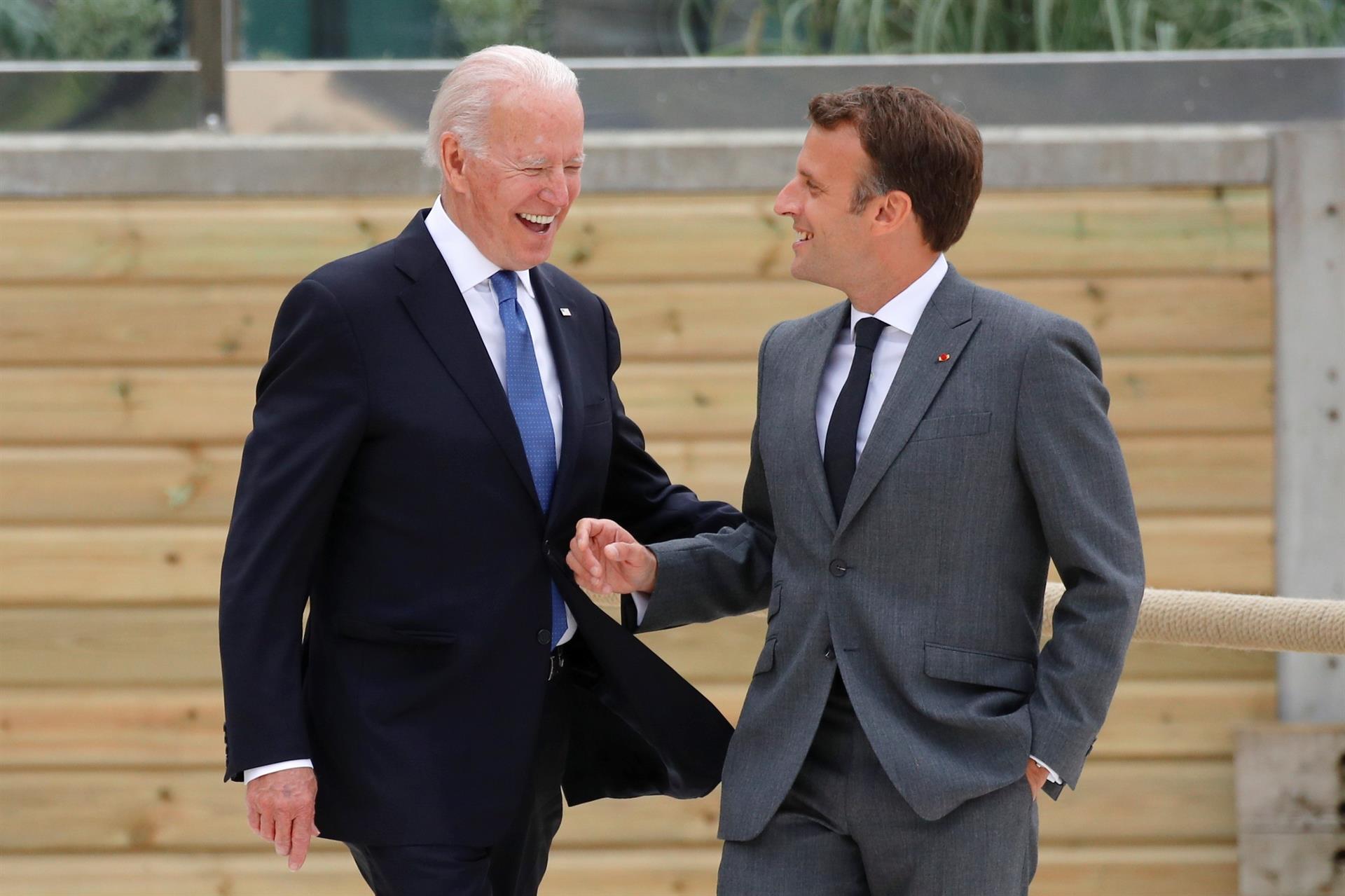 Joe Biden junto a Emmanuel Macron. FOTO: Efe