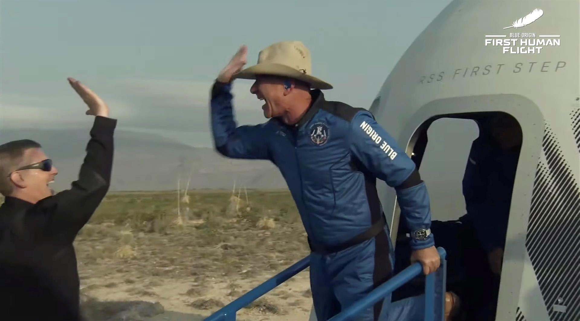 Jeff Bezos al abandonar una cápsula de Blue Origin New Shepard, luego del viaje al espacio. FOTO: Blue Origin
