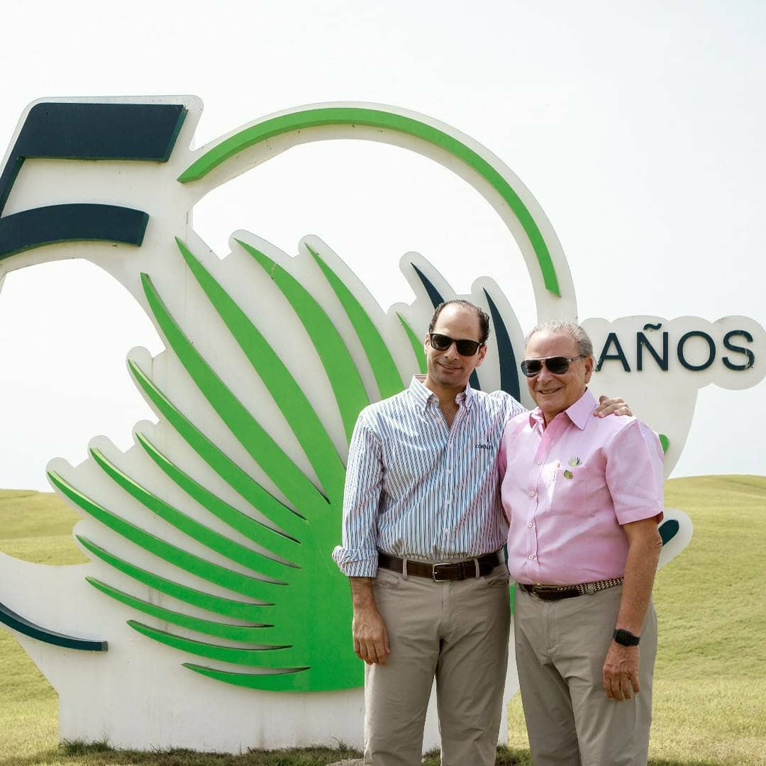 Frank Elías Rainieri junto a su padre, Frank Rainieri, celebrando los 50 años del Grupo Puntacana, en 2019. FOTO: Hosteltur.
