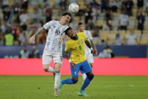 Lionel Messi con Fred de Brasil, durante la final.