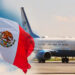 Estados Unidos va al rescate de México que vive crisis por coronavirus y caída del turismo, avión, aeropuerto, bandera México