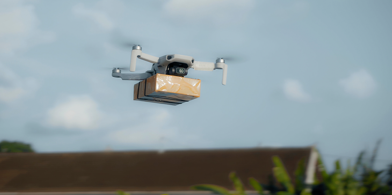 Dron volando con un paquete