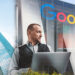 Empleado joven millenial búsqueda de empleo en mulitinacional Google