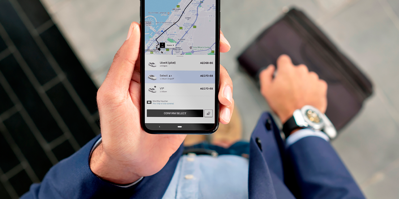 Hombre joven de negocios muestra viaje de Uber en su celular inteligente