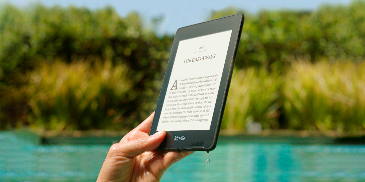  Joven sostiene Kindle Paperwhite durante visita al lago