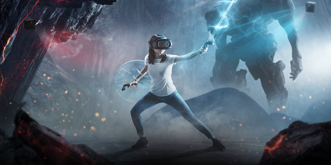 Mujer inmersa en videojuego con realidad virtual