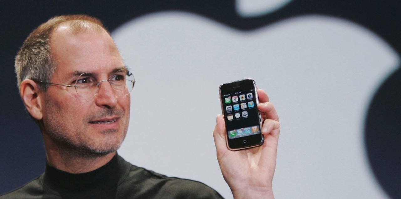Steve Jobs presenta el primer iPhone en 2007