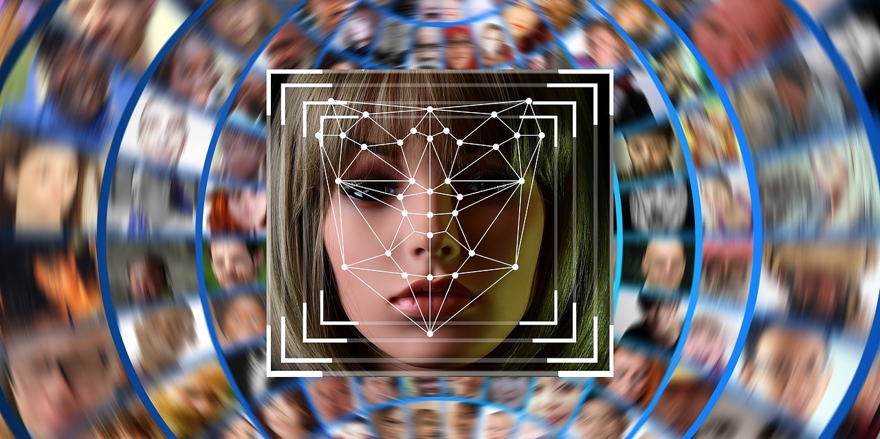 Reconocimiento facial, algoritmo detecta rasgos faciales.
