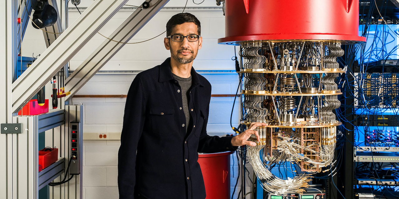 Sundar Pichai, CEO de Google, junto a una de las computadoras cuánticas de la empresa.