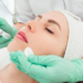Cosmetóloga realizando inyección de mesoterapia a mujer joven - belleza