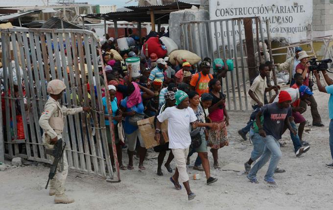 Decenas de haitianos entran a través de la frontera de RD y Haití