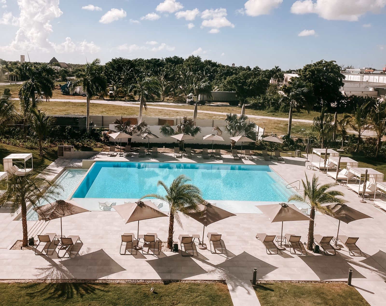 Vista aérea del área de la piscina