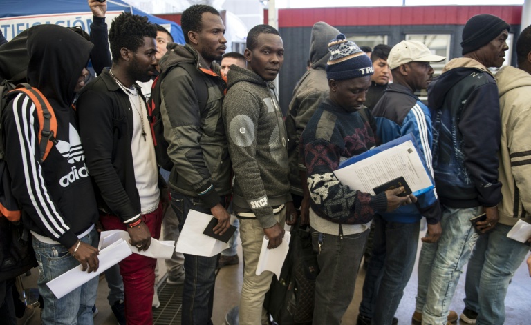 Haitianos en Chile hacen una fila