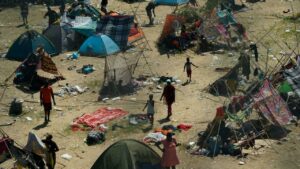 Migrantes haitianos acampan en la frontera entre México y Texas