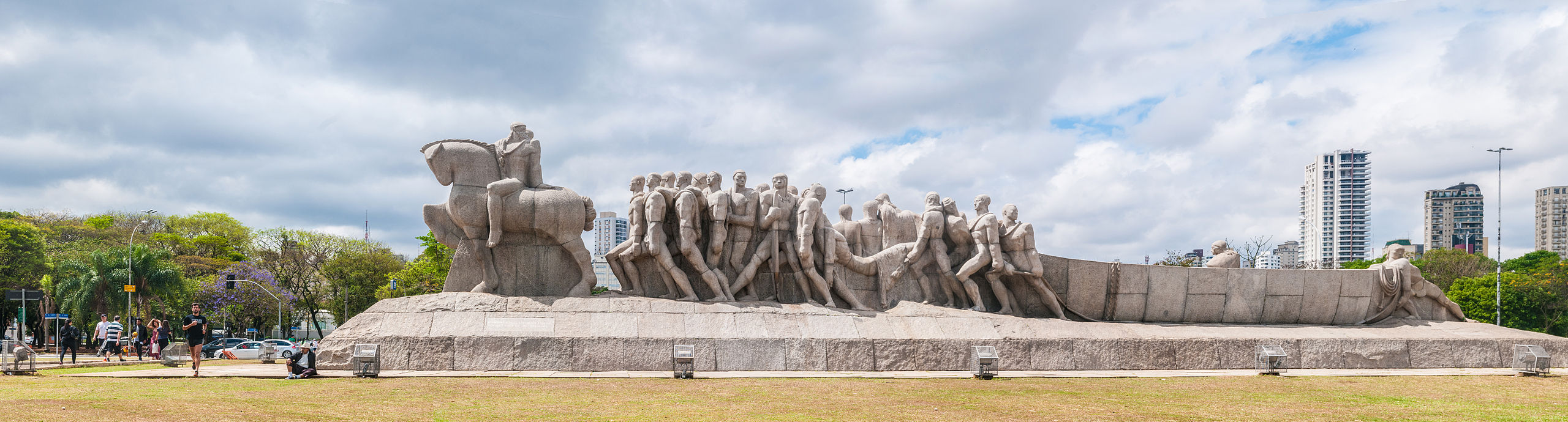 Vista panorámica del Monumento a las banderas