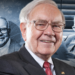 Montaje de Warren Buffett: a la izquierda frente a una pizarra sonriendo, en el centro sonriendo, a la derecha lee un libro