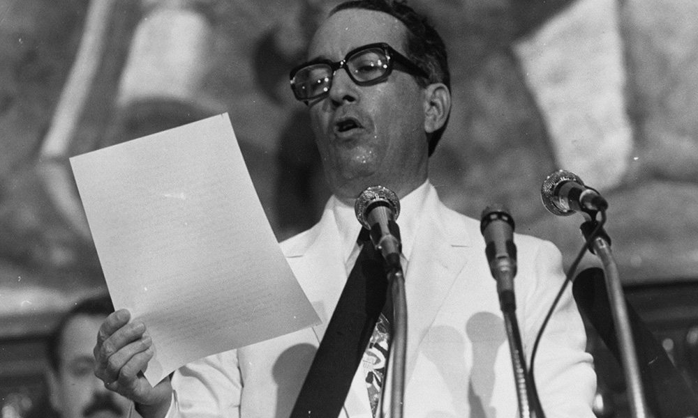 Salvador Jorge Blanco leyendo de una hoja durante discurso