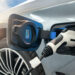 compartimiento de carga abierto, con cargador enchufado en vehículo eléctrico - electrificación