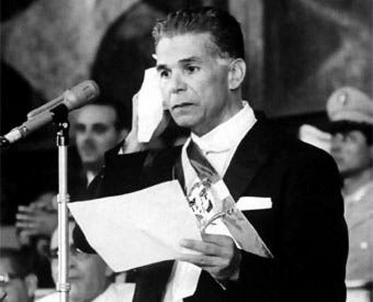 Joaquín Balaguer con hoja en mano durante discurso frente a la ONU