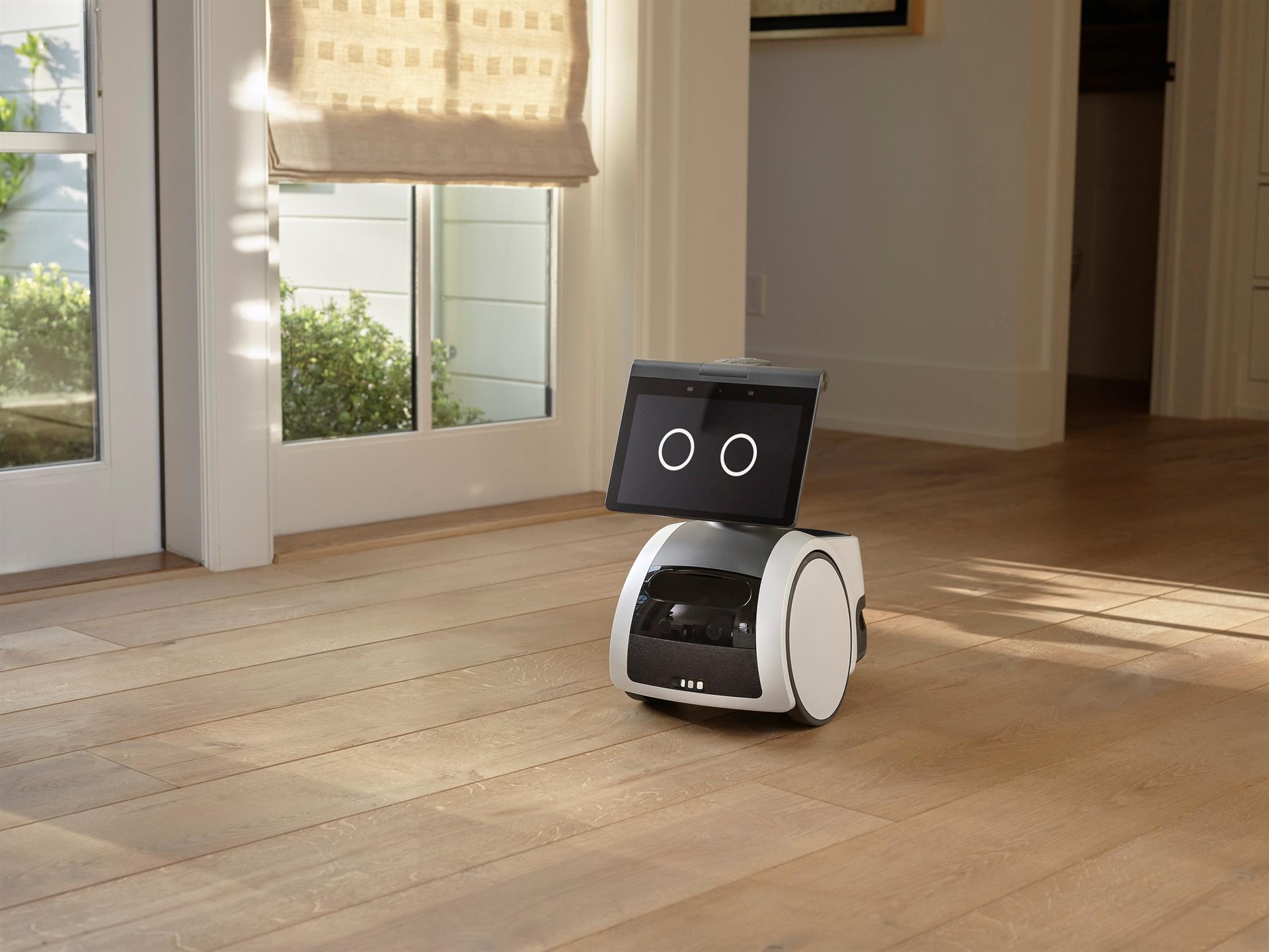 Robot Astro mientras pasea en la sala de un hogar, piso de madera.