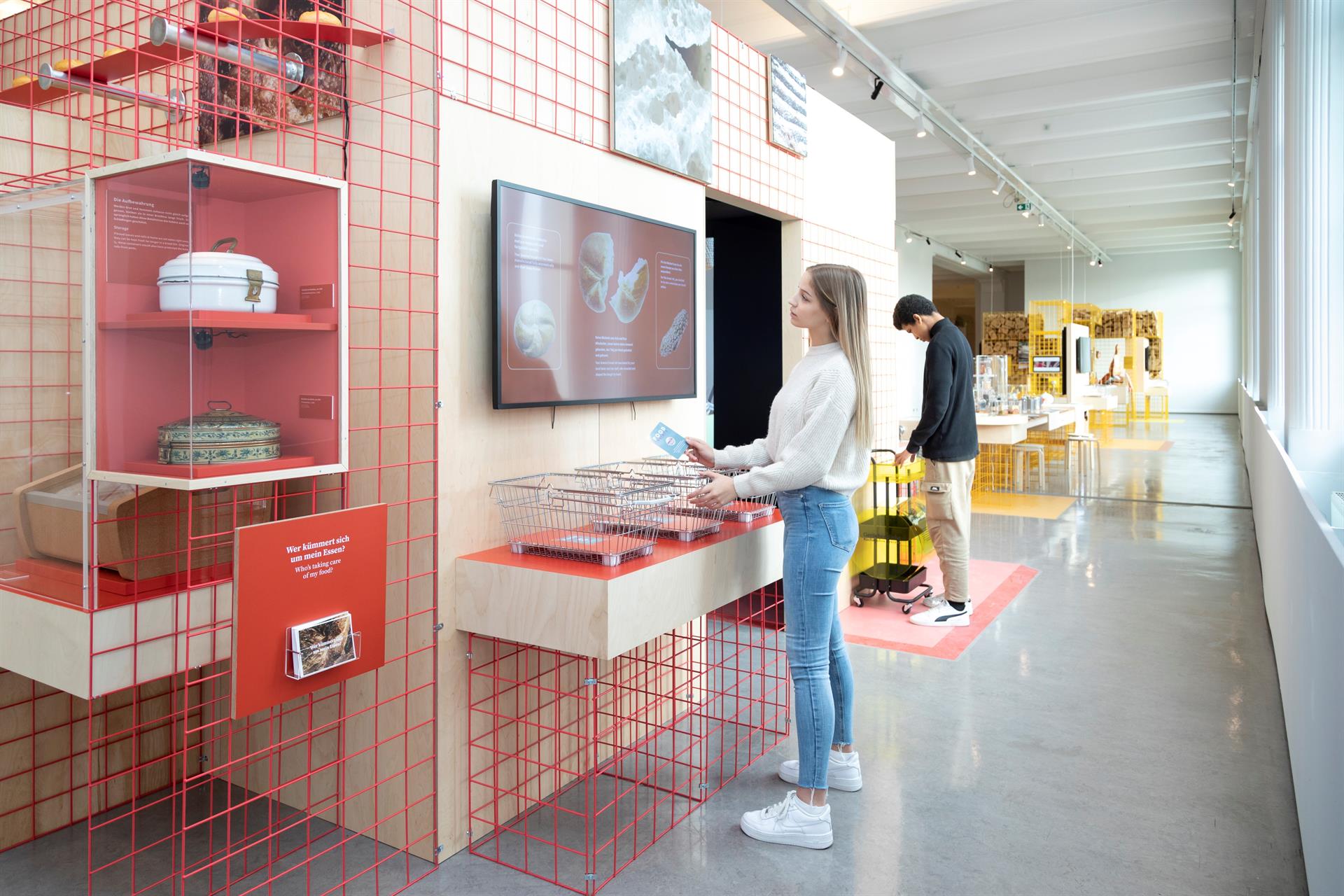 Dos visitantes recorren una estación en la exposición "Foodprints" en el Museo Técnico de Viena (Austria) - hambre