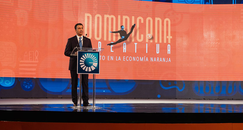 Christopher Paniagua, presidente ejecutivo del Banco Popular Dominicano, presenta el libro en evento sobre economía naranja en RD. 