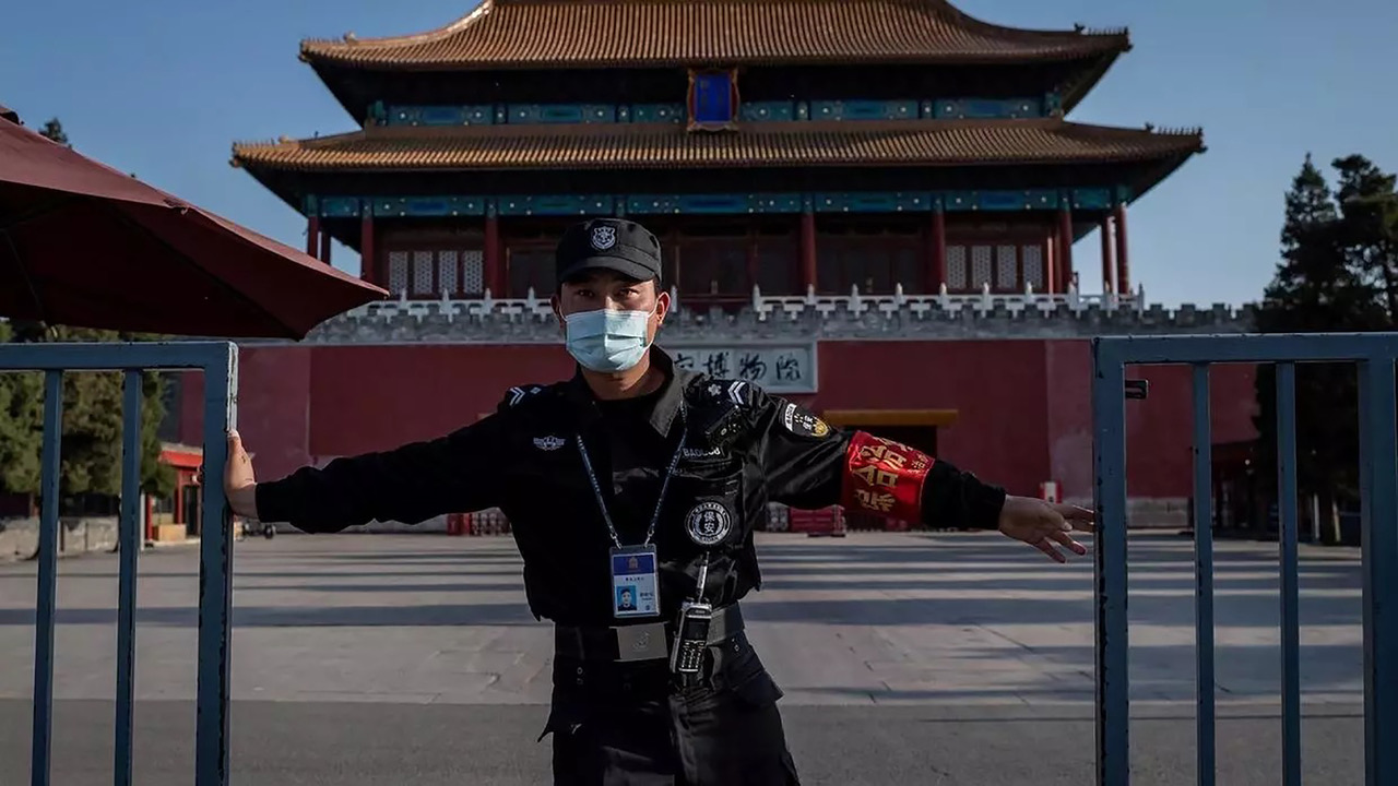 Guardia de seguridad en la Ciudad Prohibida de Beijing.