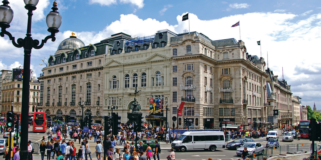 Vista lateral de Piccadilly Circus, de las plazas icónicas de Londres.