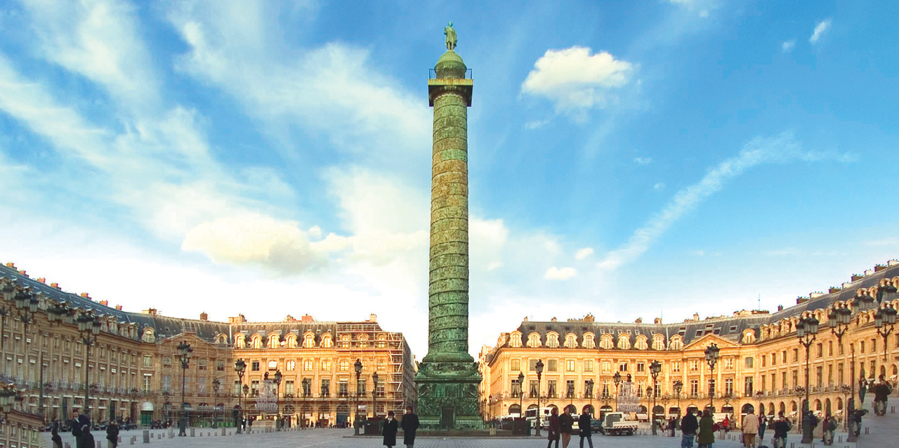 Columna de bajo relieve que imita a la columna trajana de Roma situada en el Foro Romano, Place Vendôme