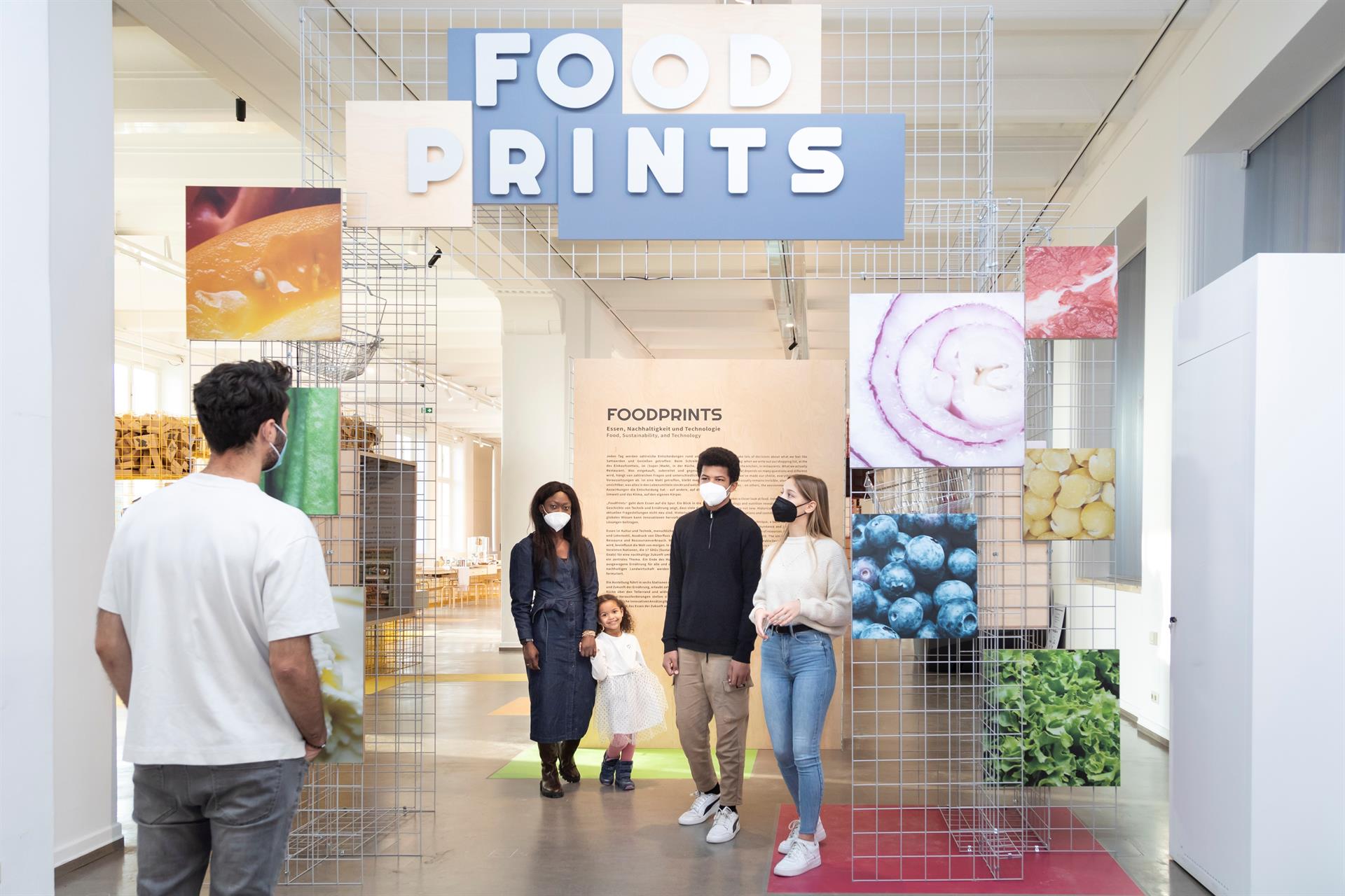 Dos visitantes recorren la exposición "Foodprints" en el Museo Técnico de Viena (Austria) - hambre