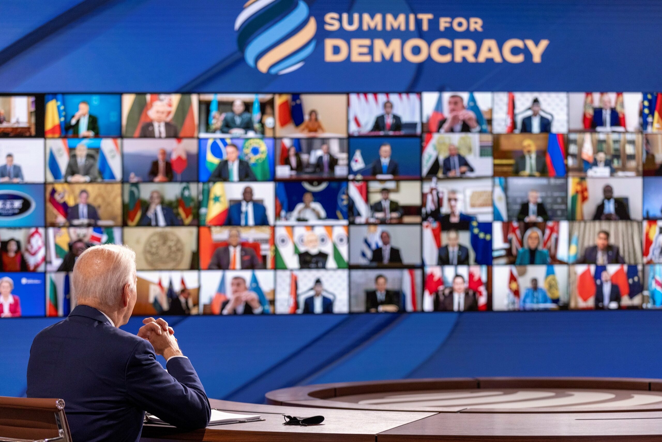 El presidente de los Estados Unidos, Joe Biden, pronuncia un discurso en la Cumbre virtual por la Democracia, en el auditorio de South Court, en la Casa Blanca