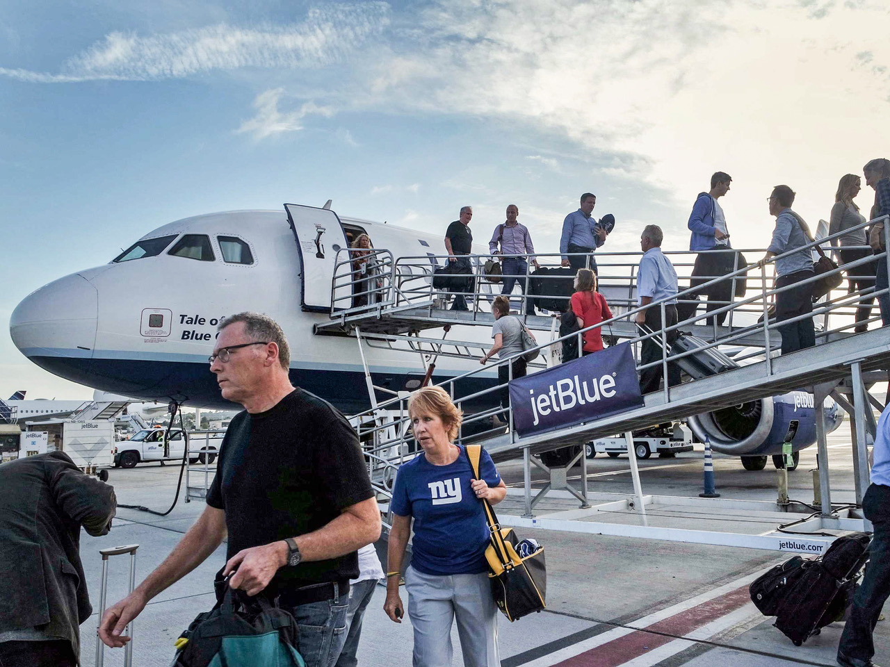 Viajeros bajan de avión JetBlue al aterrizar en aeropuerto