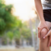 Joven toca su rodilla al sentir dolor mientras corre, posible osteoartritis