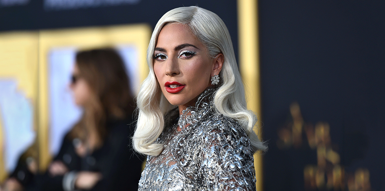 Lady Gaga posa en evento vestida de gala