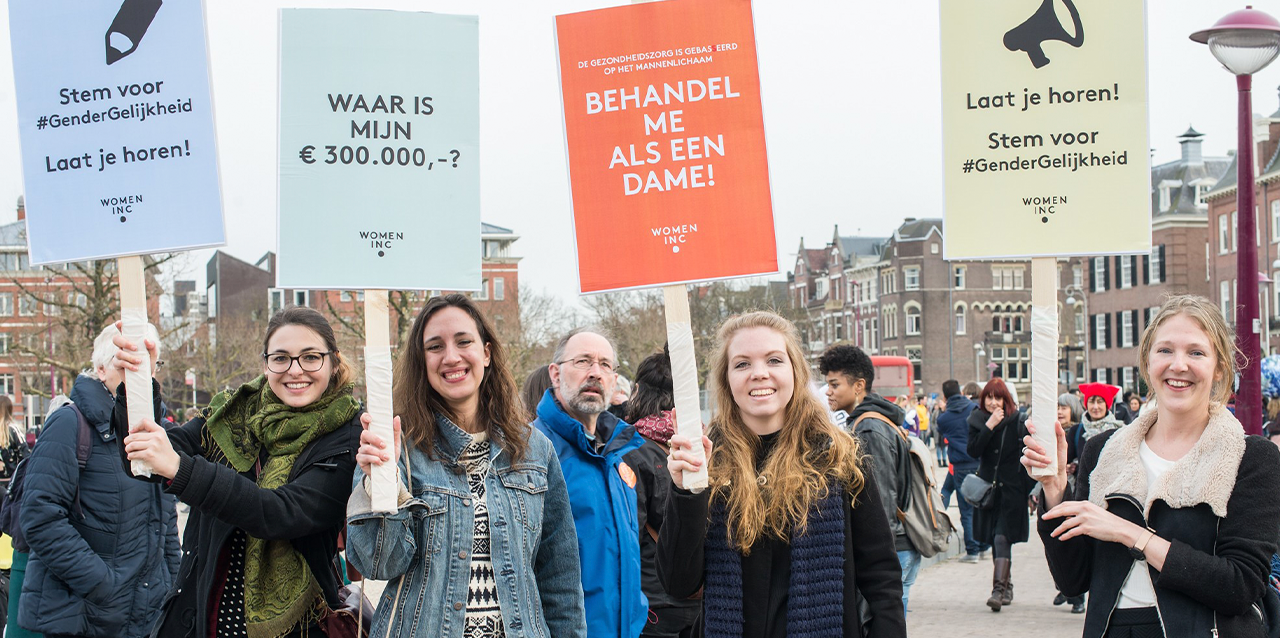 Mujeres en las calles con pancartas relevantes a los derechos de las mujeres