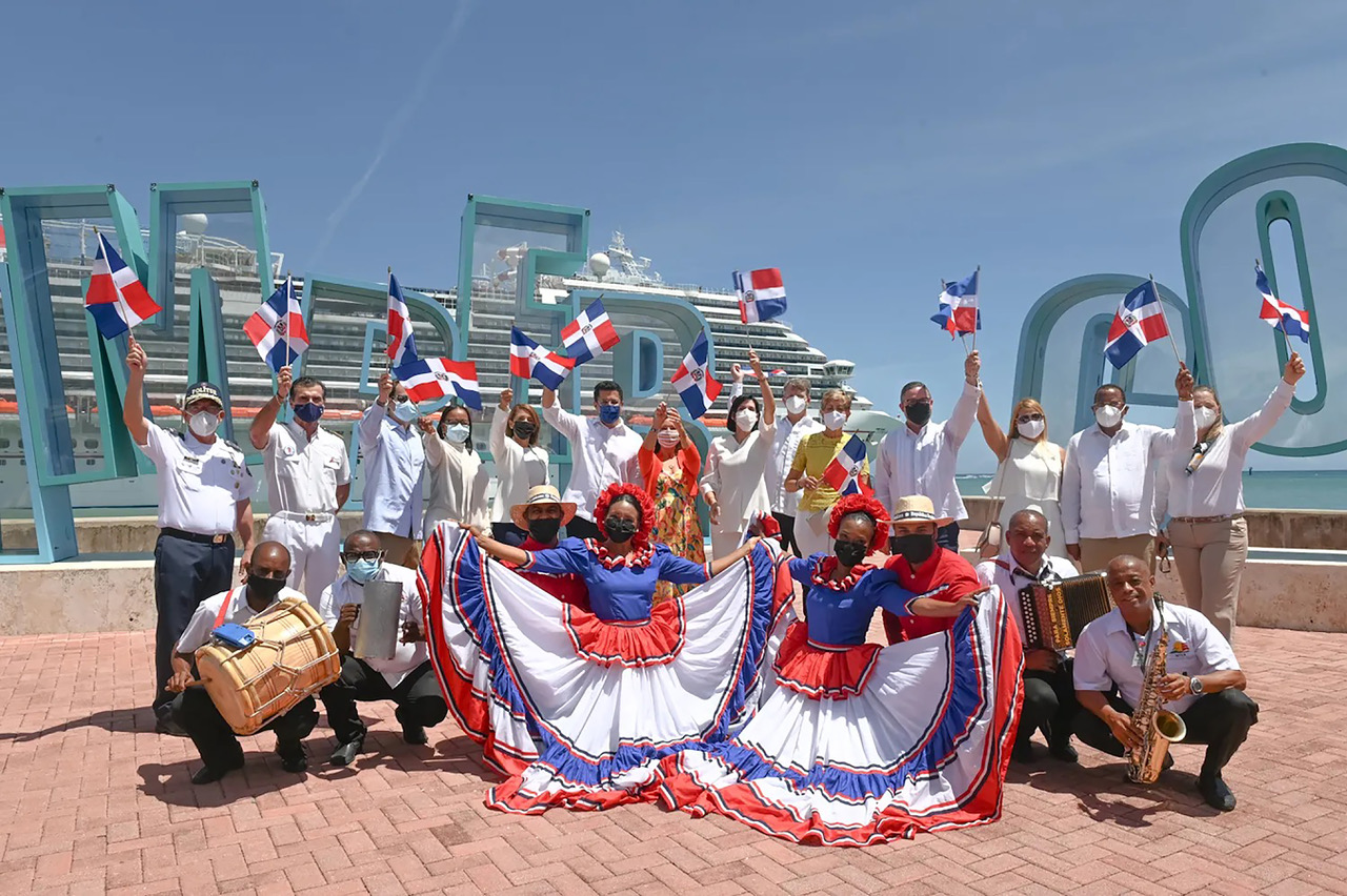 Delegación oficial y bailarines típicos reciben primer crucero tras cierre de fronteras