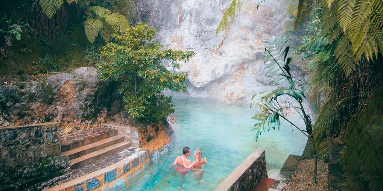 Pareja disfruta de una de las siete piscinas naturales en Fuentes Georginas, Guatemala
