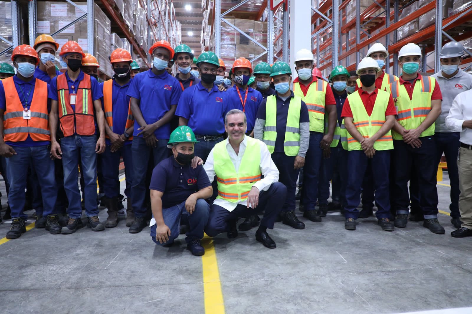 Luis Abinader junto a nuevo equipo del Grupo Olé en centro de sitribución de Boca Chica