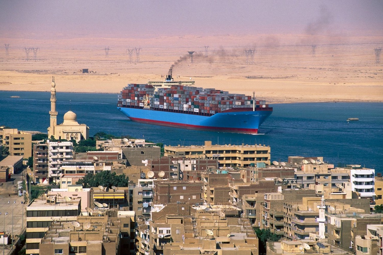 Embarcación transita por el Canal de Suez