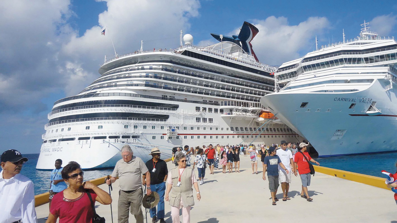 Turistas llegan a parada de crucero