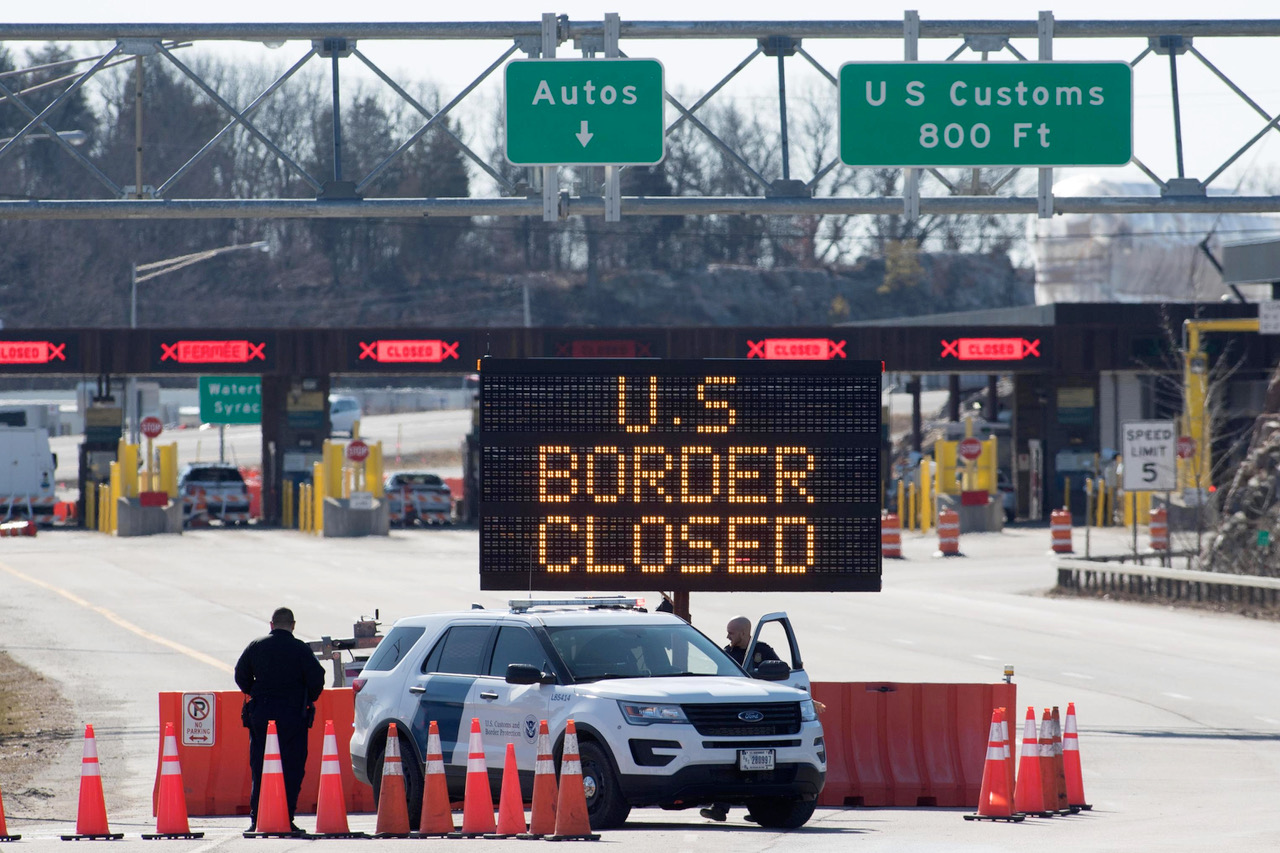 Anuncio en pantalla digital de cierre de la frontera de México y Estados Unidos