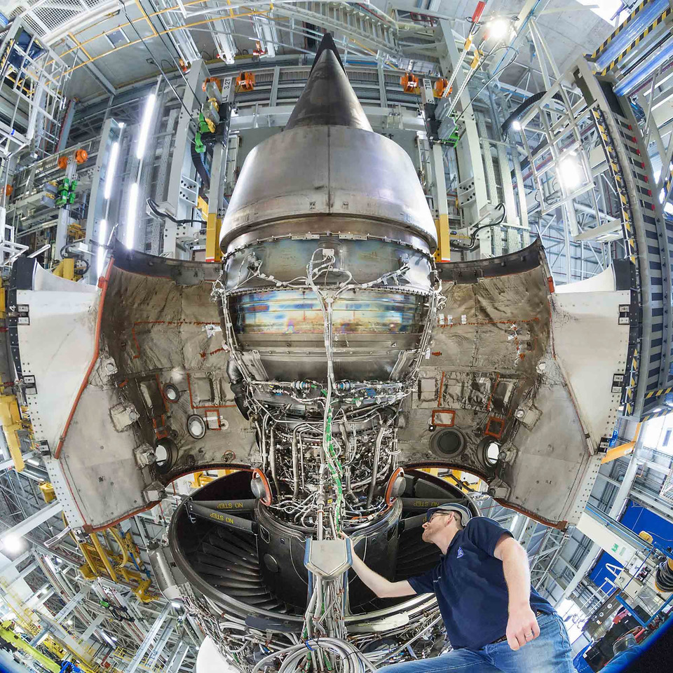 Vista nadir de aeronave siendo inspeccionada por ingeniero de Rolls-Royce