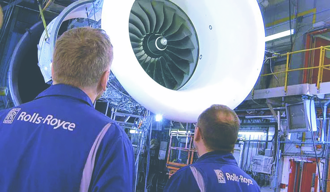 Ingenieros de Rolls Royce observan turbina