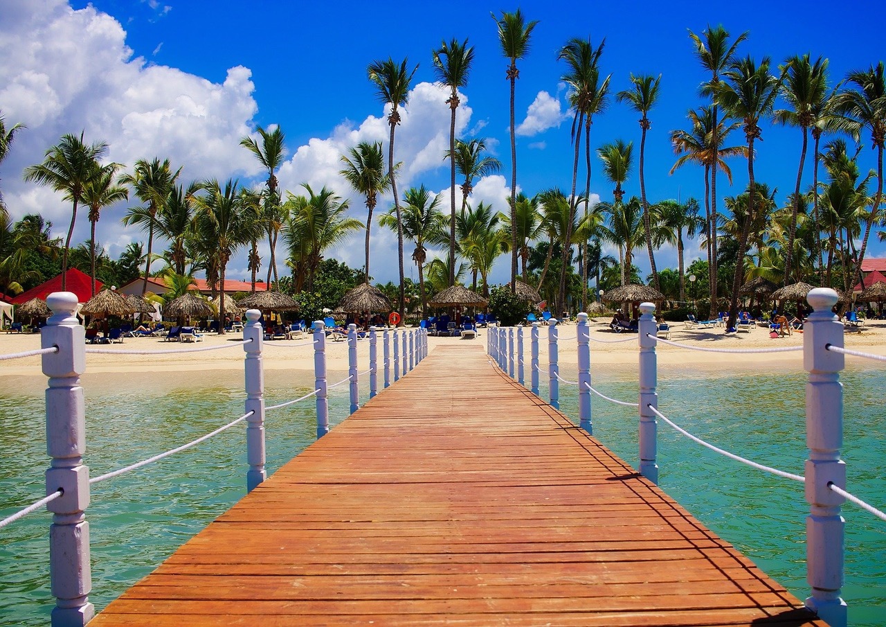 Vista hacia una playa dominicana desde muelle