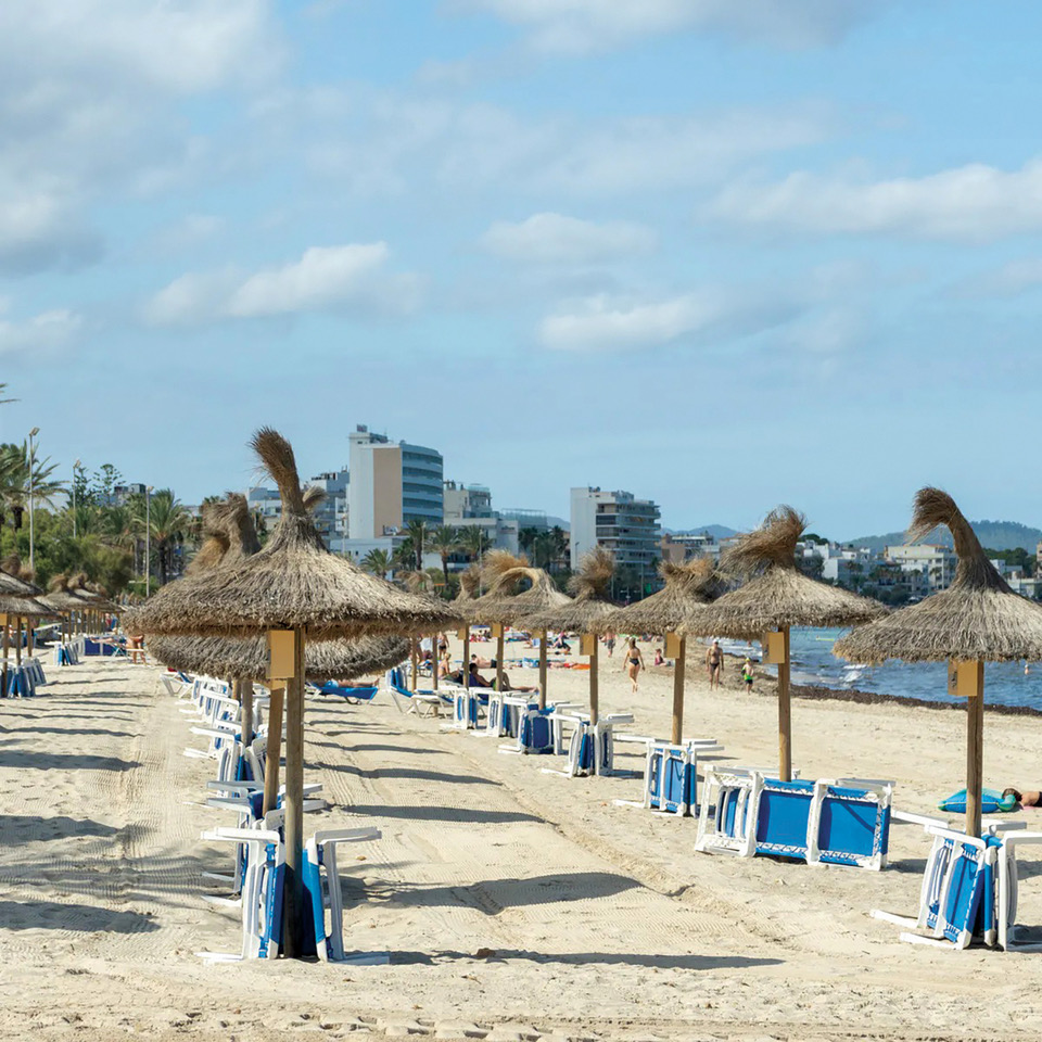Playa de la República Dominicana vacía, chair lounges recogidos.