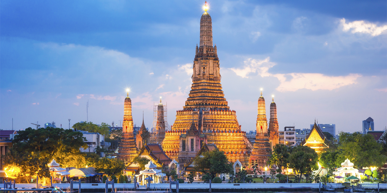 Vista de Wat Arun, uno de los principales templos budistas de Bangkok
