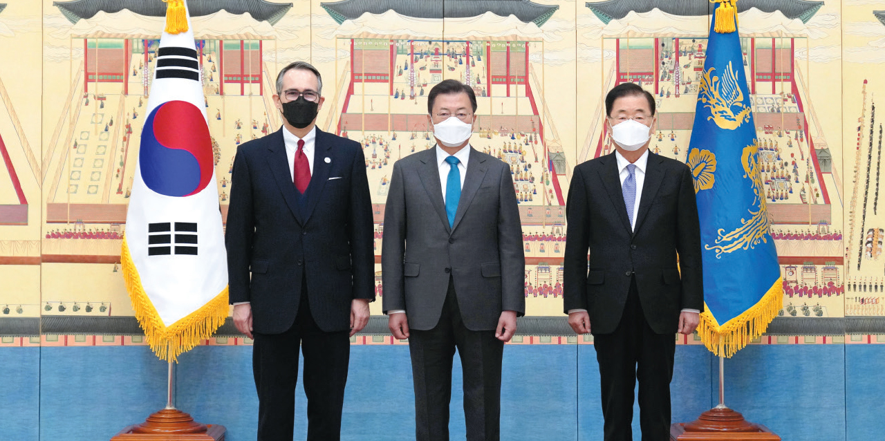 El embajador de la República Dominicana en Corea, Dr. Federico Cuello Camilo, junto al presidente de la República de Corea, Moon Jae-in y el Canciller Chung Eui