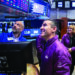 El director general de NuBank, David Velez (C), se muestra un puesto de negociación en el suelo de la Bolsa de Nueva York