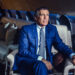 Steve Varsano sentado en asiento de avión privado