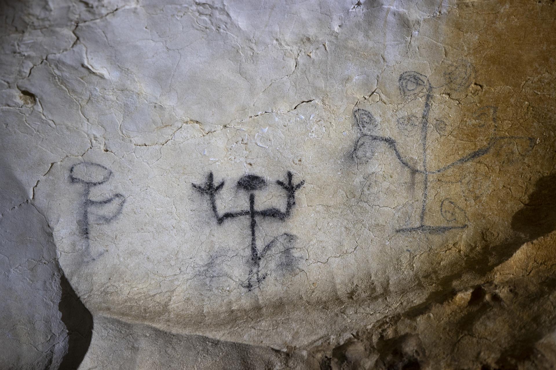 arte rupestre en el interior de las Cuevas de Pomier en San Cristóbal (República Dominicana)